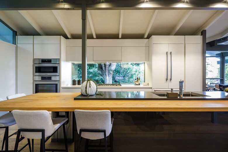 Iconic Mid-Century Modern Retreat in West Vancouver - West Vancouver, Canada