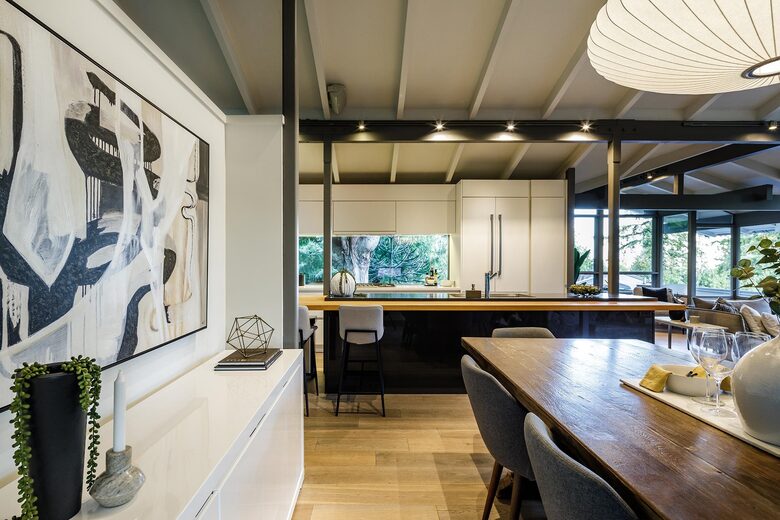 Iconic Mid-Century Modern Retreat in West Vancouver - West Vancouver, Canada