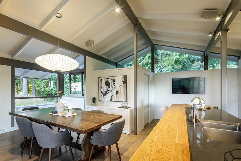 Iconic Mid-Century Modern Retreat in West Vancouver - West Vancouver, Canada
