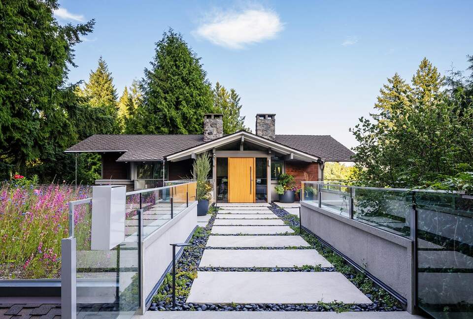 Iconic Mid-Century Modern Retreat in West Vancouver - West Vancouver, Canada