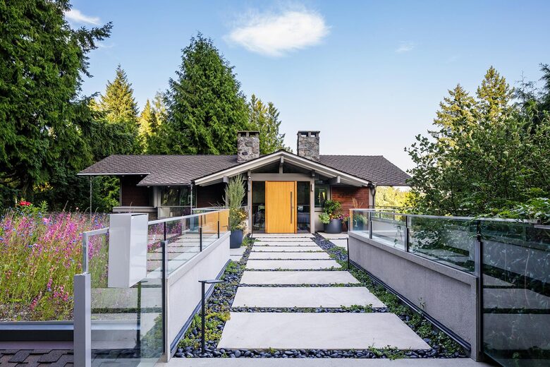Iconic Mid-Century Modern Retreat in West Vancouver - West Vancouver, Canada