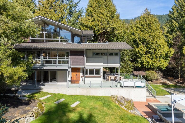 Iconic Mid-Century Modern Retreat in West Vancouver - West Vancouver, Canada
