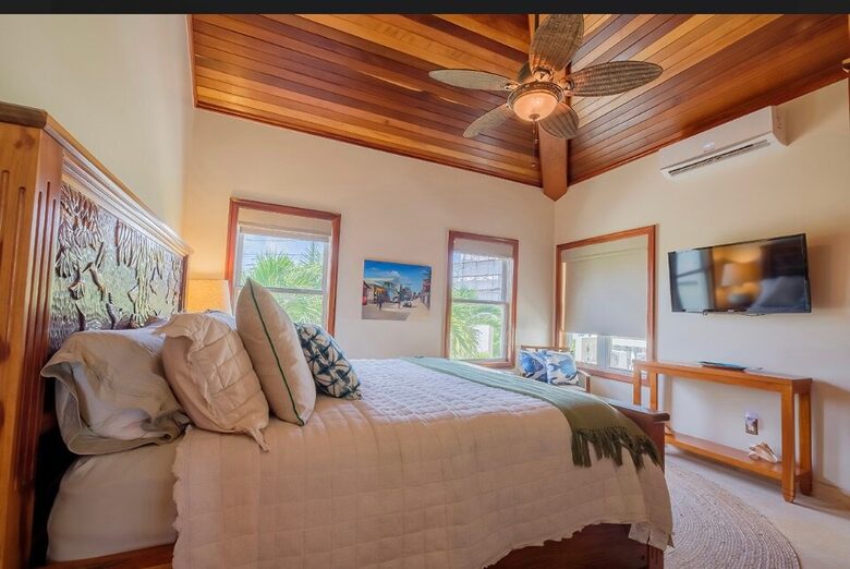 Caribbean Bliss: A Beachfront Haven in San Pedro - San Pedro, Belize