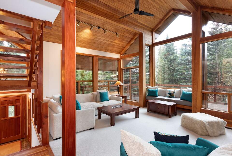 Whistler Elegance with Mountain Views - Whistler, Canada