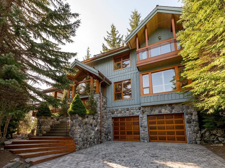 Whistler Elegance with Mountain Views - Whistler, Canada