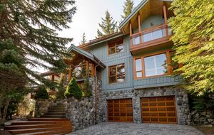 Whistler Elegance with Mountain Views - Whistler, Canada