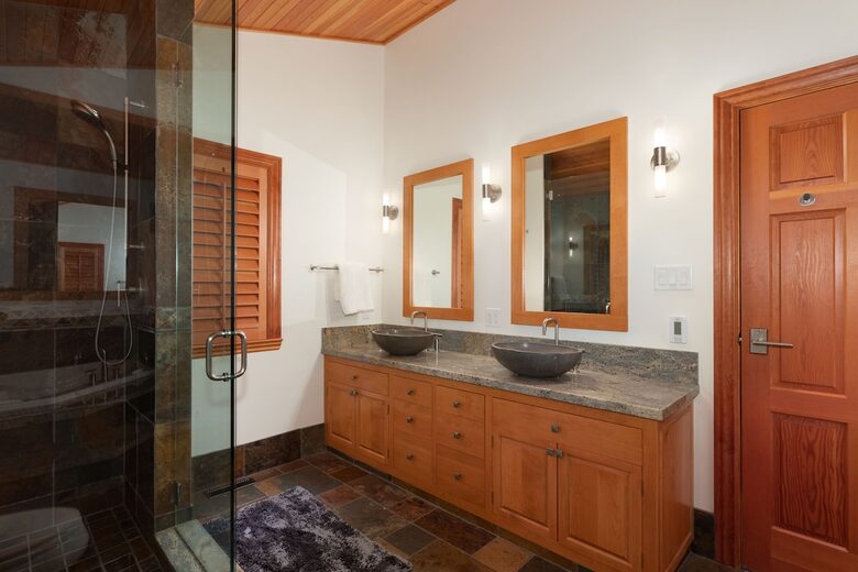 Whistler Elegance with Mountain Views - Whistler, Canada