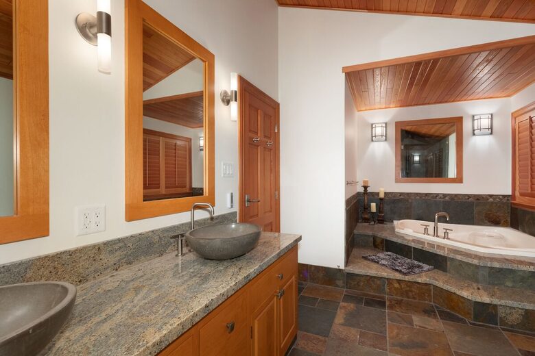 Whistler Elegance with Mountain Views - Whistler, Canada