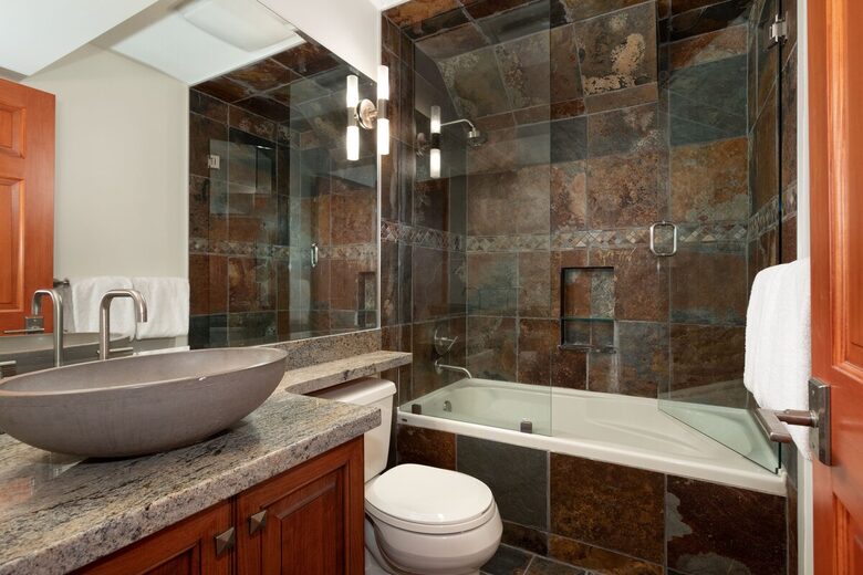 Whistler Elegance with Mountain Views - Whistler, Canada