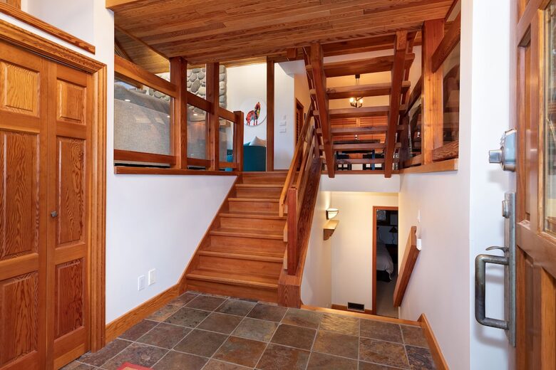 Whistler Elegance with Mountain Views - Whistler, Canada
