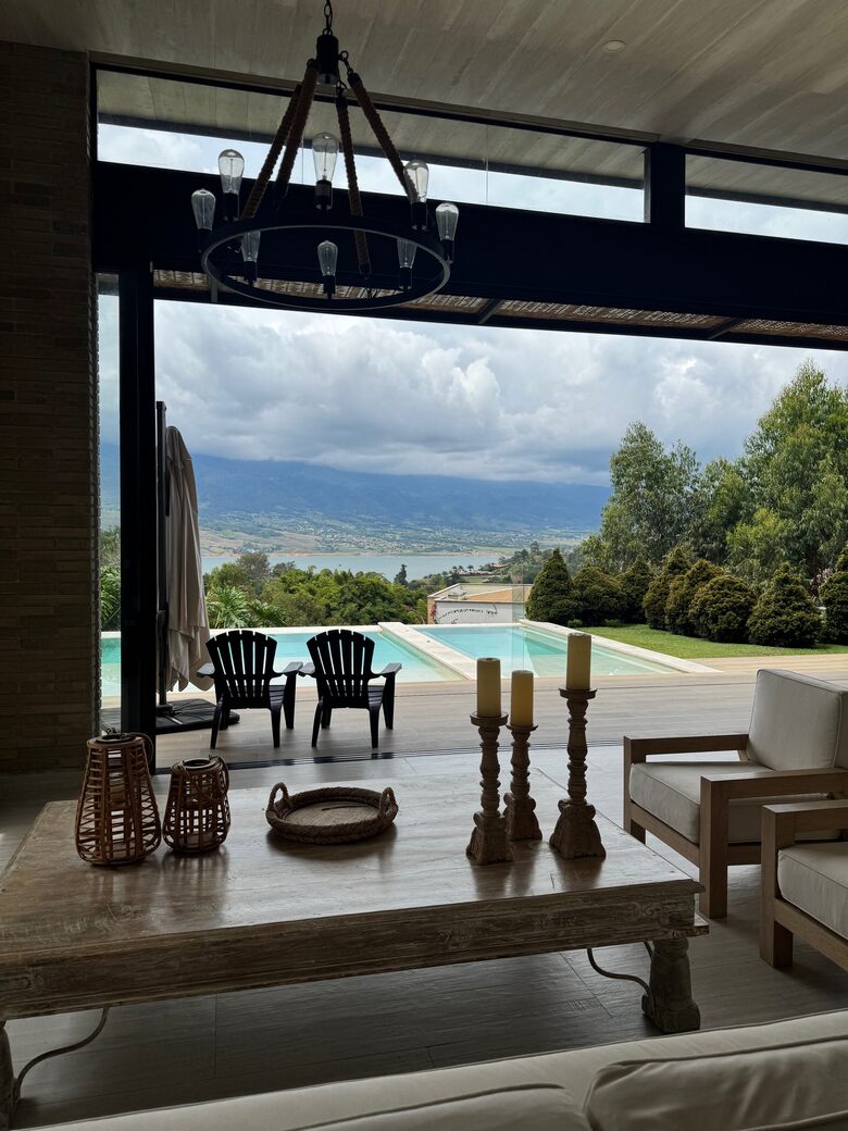 Exquisite Modern Villa with Panoramic Lake Views - Calima, Colombia