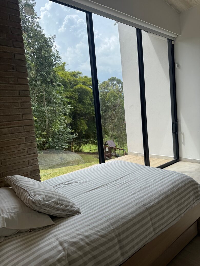 Exquisite Modern Villa with Panoramic Lake Views - Calima, Colombia