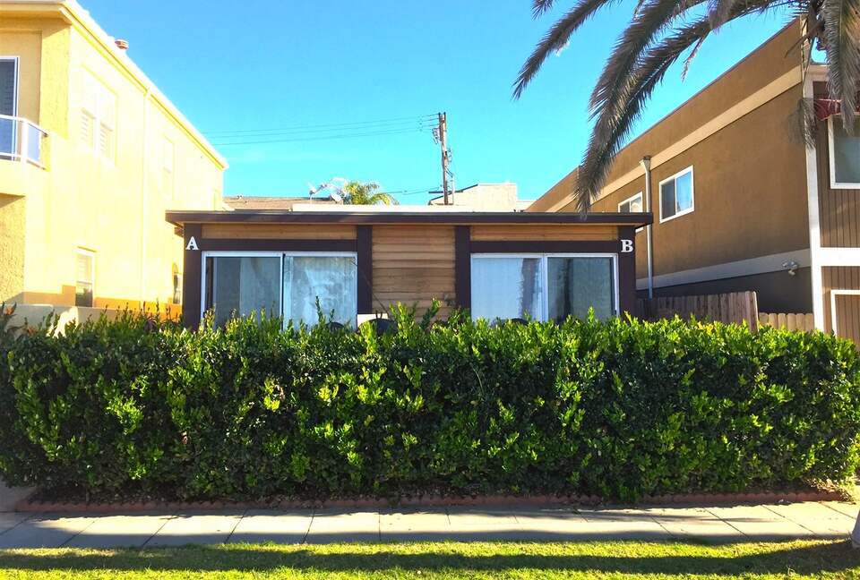 Cozy Oceanfront Getaway | Steps to the Beach - Oceanside, California