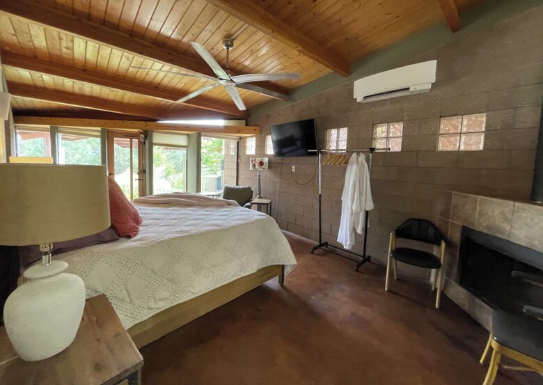 Exclusive Santa Fe Escape with Iconic Design and Natural Beauty - Glorieta, New Mexico