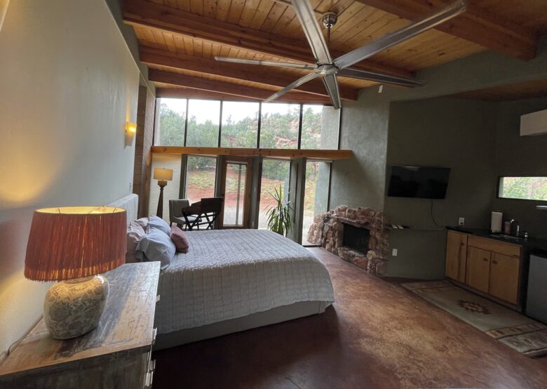 Exclusive Santa Fe Escape with Iconic Design and Natural Beauty - Glorieta, New Mexico