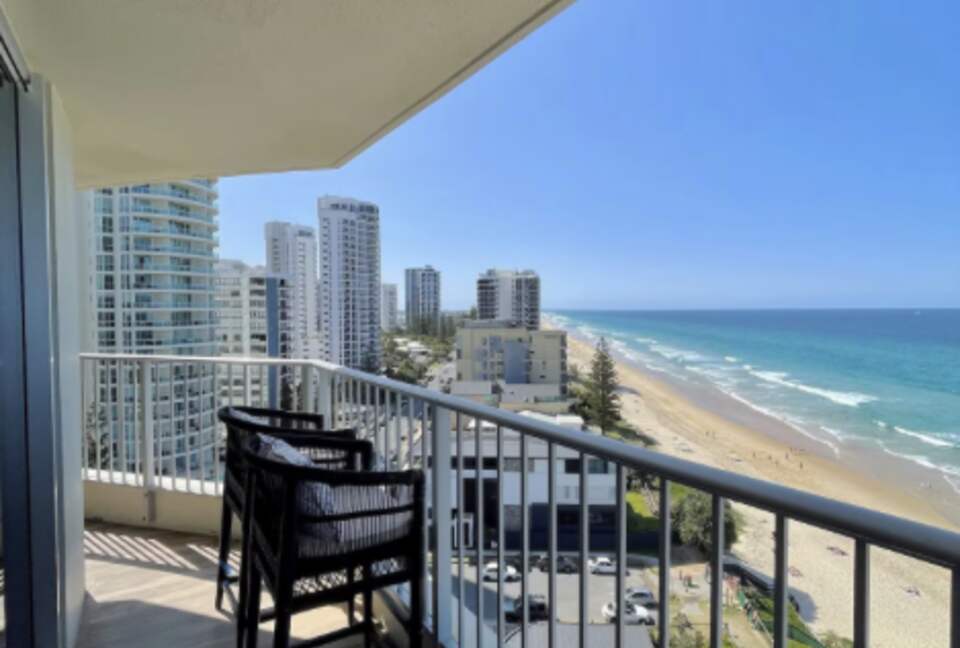 Main Beach Retreat | Stylish Apartment with Panoramic Ocean Views - Gold Coast, Australia