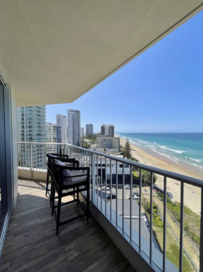 Main Beach Retreat | Stylish Apartment with Panoramic Ocean Views - Gold Coast, Australia