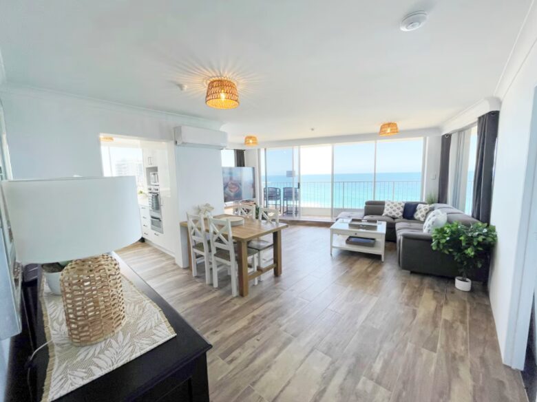 Main Beach Retreat | Stylish Apartment with Panoramic Ocean Views - Gold Coast, Australia
