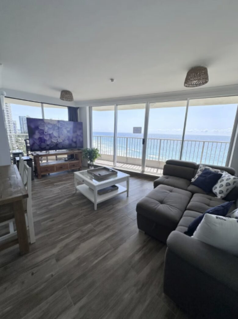Main Beach Retreat | Stylish Apartment with Panoramic Ocean Views - Gold Coast, Australia