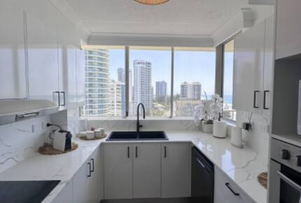 Main Beach Retreat | Stylish Apartment with Panoramic Ocean Views - Gold Coast, Australia