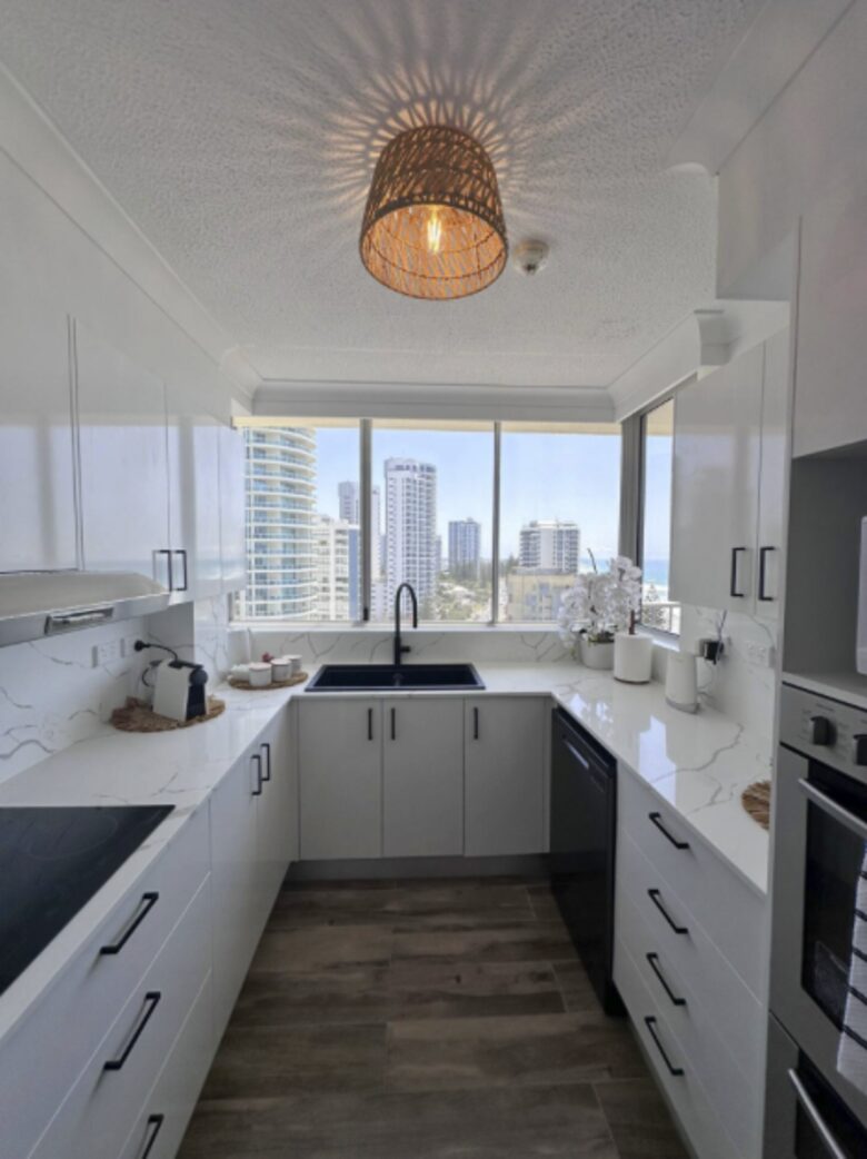 Main Beach Retreat | Stylish Apartment with Panoramic Ocean Views - Gold Coast, Australia