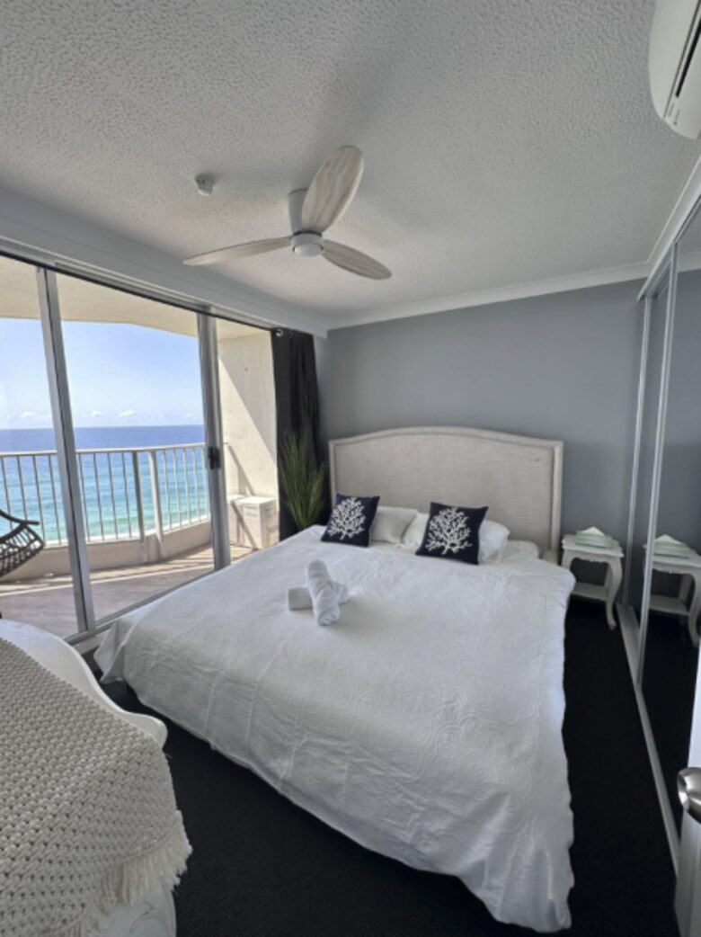 Main Beach Retreat | Stylish Apartment with Panoramic Ocean Views - Gold Coast, Australia