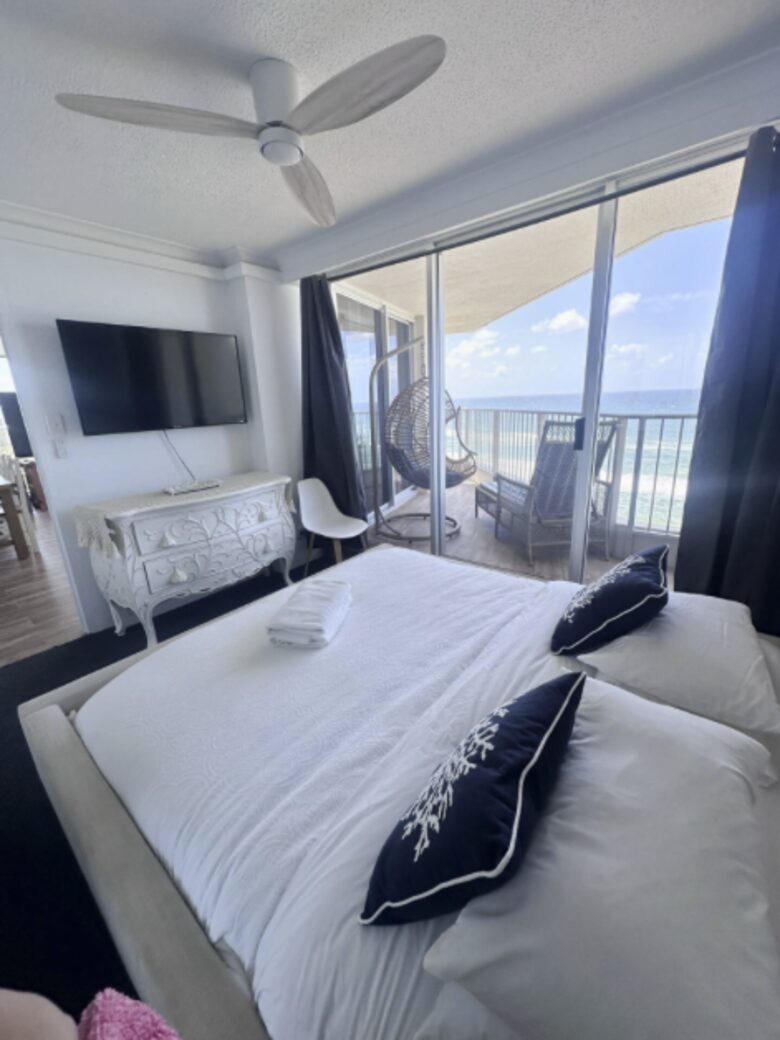 Main Beach Retreat | Stylish Apartment with Panoramic Ocean Views - Gold Coast, Australia