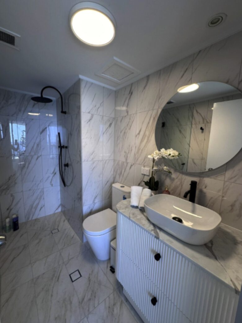 Main Beach Retreat | Stylish Apartment with Panoramic Ocean Views - Gold Coast, Australia