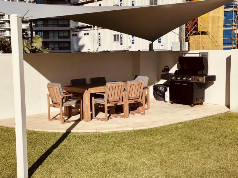 Main Beach Retreat | Stylish Apartment with Panoramic Ocean Views - Gold Coast, Australia