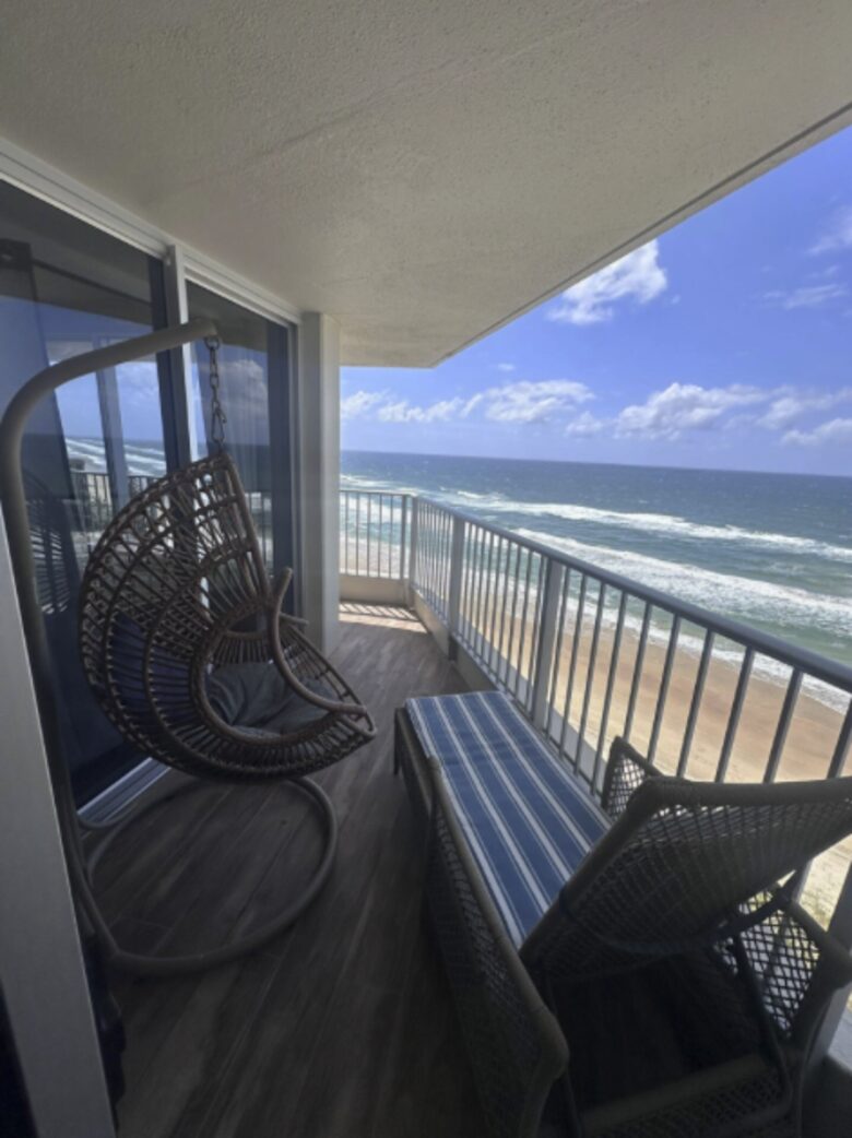 Main Beach Retreat | Stylish Apartment with Panoramic Ocean Views - Gold Coast, Australia
