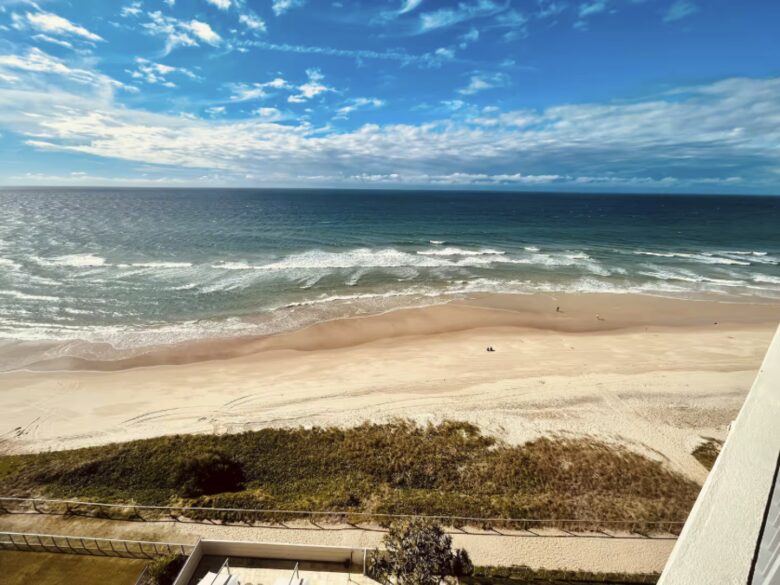 Main Beach Retreat | Stylish Apartment with Panoramic Ocean Views - Gold Coast, Australia