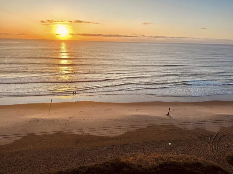 Main Beach Retreat | Stylish Apartment with Panoramic Ocean Views - Gold Coast, Australia
