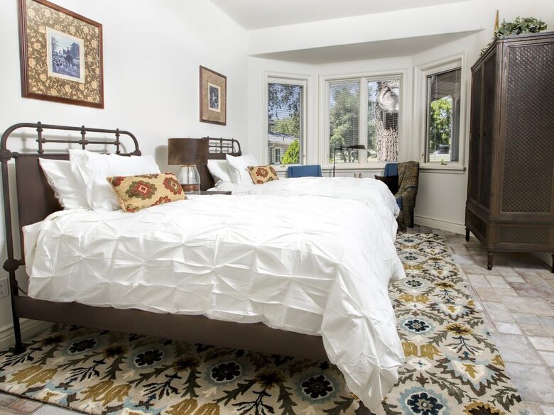Bedroom 4 with two twin beds