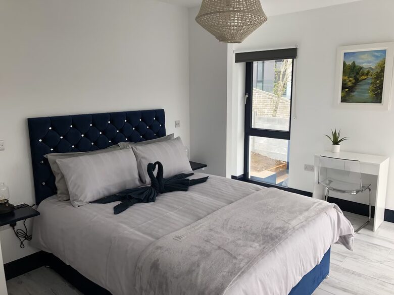 Featherbed House | Elegant Coastal Retreat in Kinsale - Kinsale, Ireland