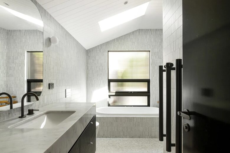 Secluded Oasis of Coastal Luxury Overlooking Bilgola Beach - Bilgola Beach, Australia