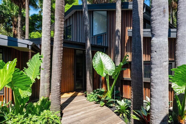 Secluded Oasis of Coastal Luxury Overlooking Bilgola Beach - Bilgola Beach, Australia