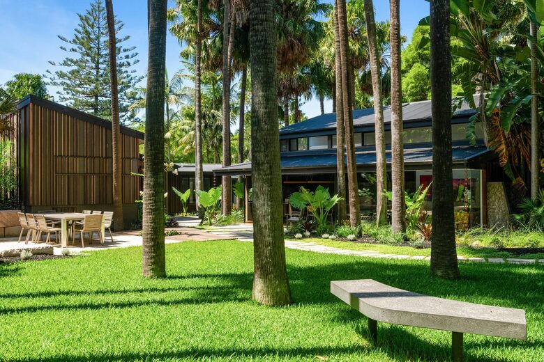 Secluded Oasis of Coastal Luxury Overlooking Bilgola Beach - Bilgola Beach, Australia