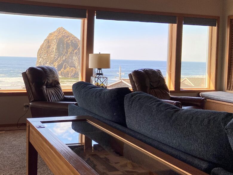 Beachfront Escape Overlooking Haystack Rock - Cannon Beach, Oregon