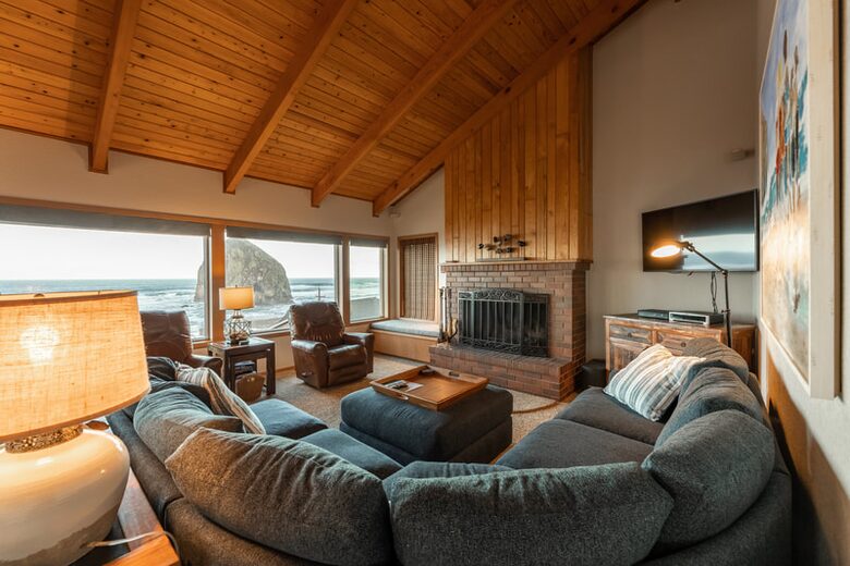 Beachfront Escape Overlooking Haystack Rock - Cannon Beach, Oregon