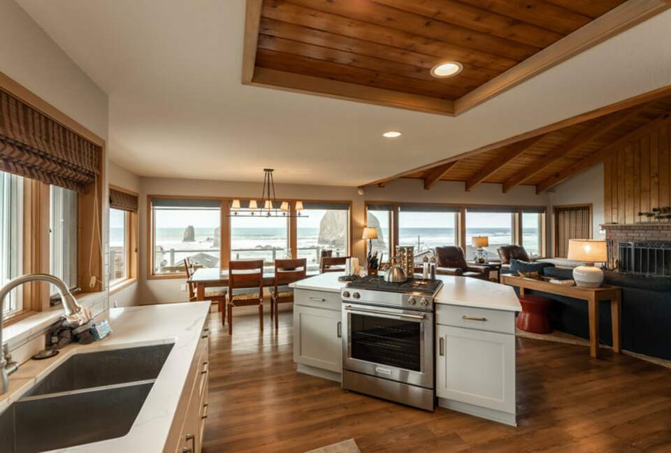 Beachfront Escape Overlooking Haystack Rock - Cannon Beach, Oregon