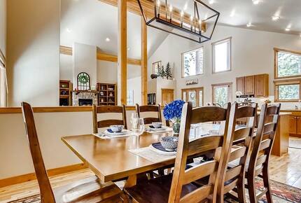 Dining room/seats 10