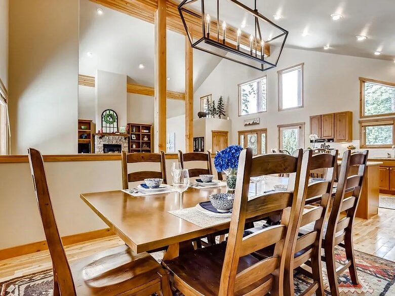 Dining room/seats 10