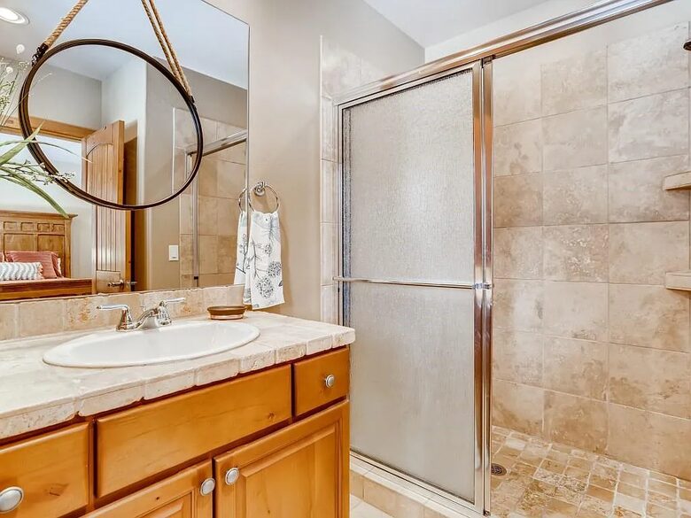 Downstairs ensuite