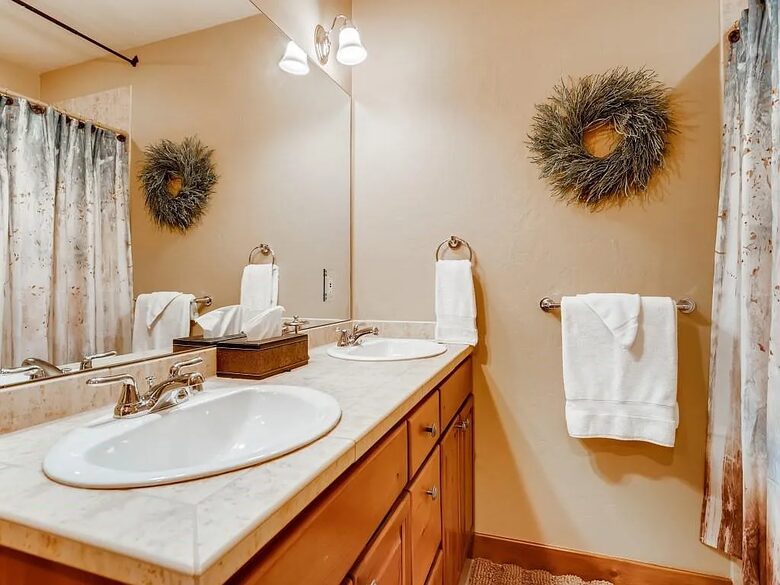 Downstairs full bathroom