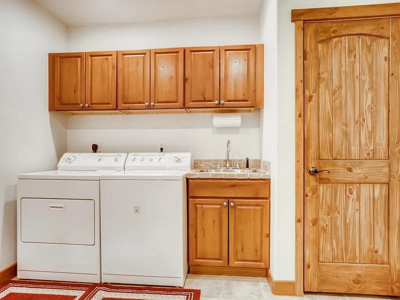 Downstairs mud/laundry room with access to garage