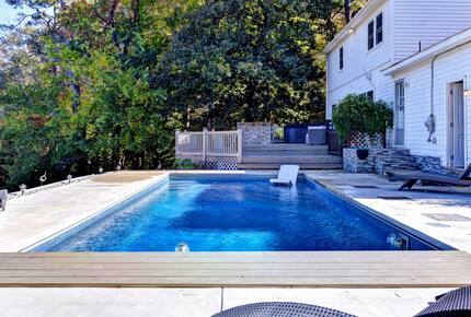 Tidal Creek Retreat: Elegance Meets Serenity - Newport News, Virginia