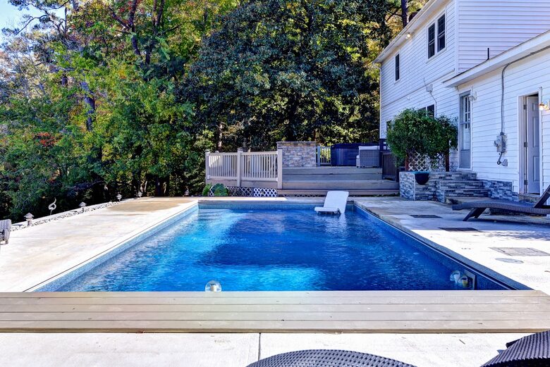 Tidal Creek Retreat: Elegance Meets Serenity - Newport News, Virginia