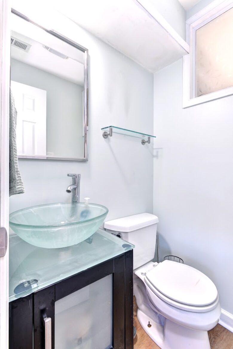Tidal Creek Retreat: Elegance Meets Serenity - Newport News, Virginia