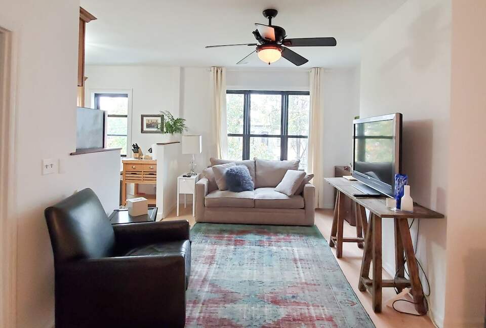 Light-Filled Brooklyn Flat with Artistic Flair - Brooklyn, New York