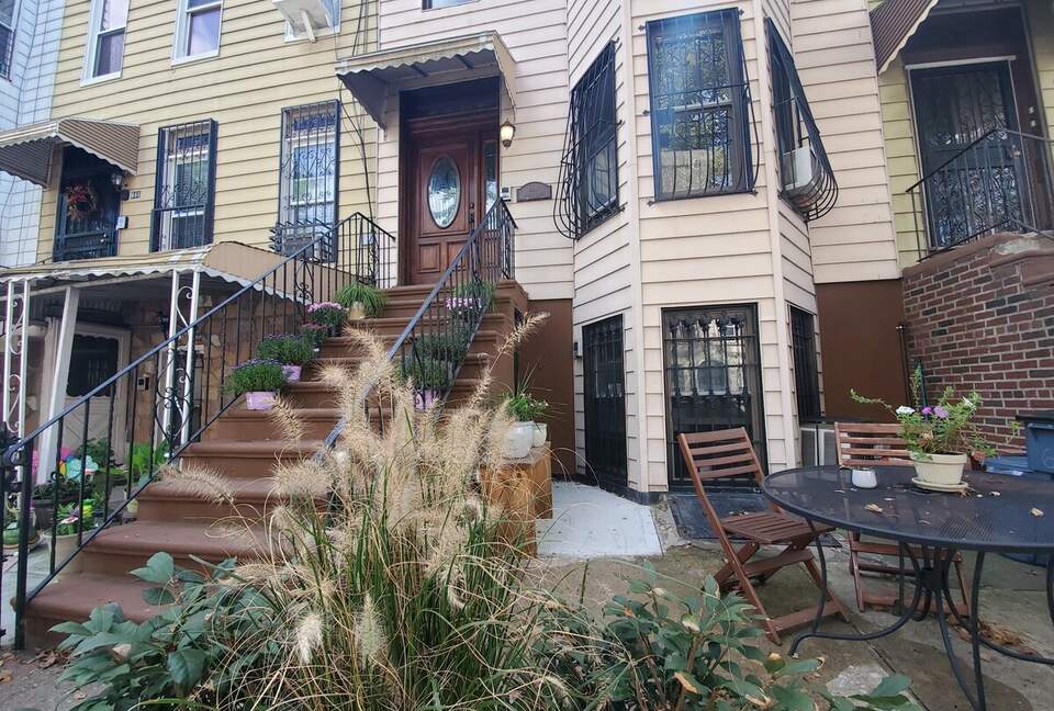 Light-Filled Brooklyn Flat with Artistic Flair - Brooklyn, New York